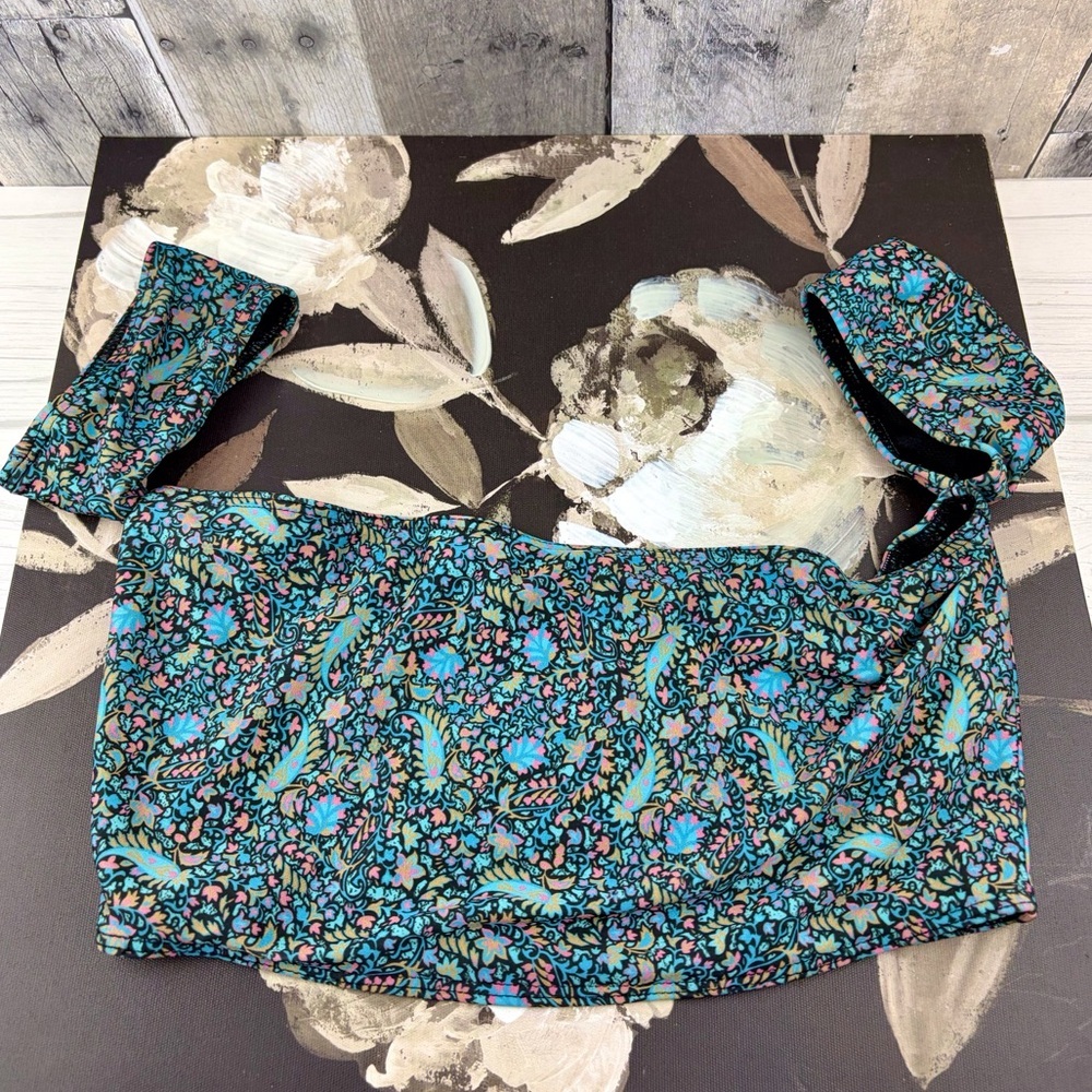 NEW Beach Riot Off The Shoulder Bikini Top in Blue Paisley Size Medium.